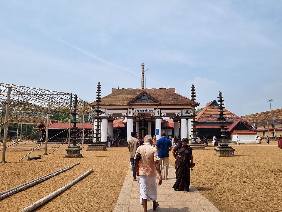 File:Vaikom Mahadeva temple 01 2.jpg